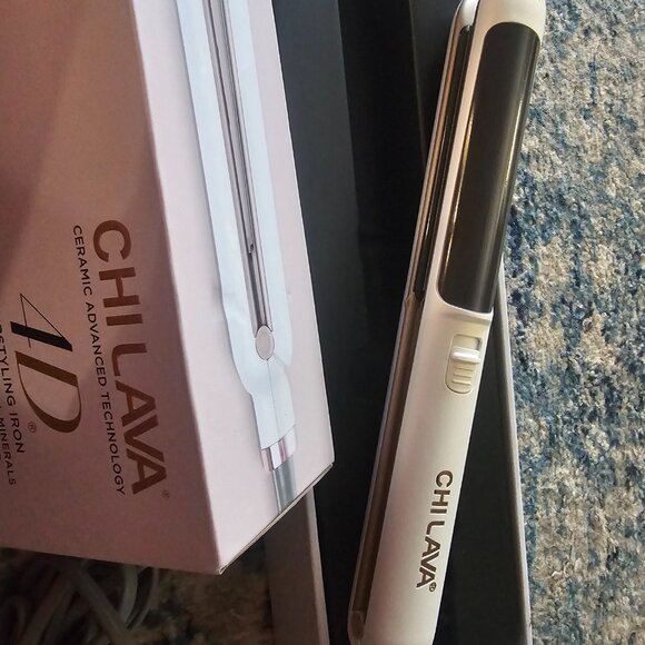 Chi Lava 4D 1" Hairstyling Iron - Picture 2 of 6